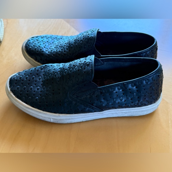 Steve Madden Excel Slip On Sneaker size 4. Black - Picture 3 of 8